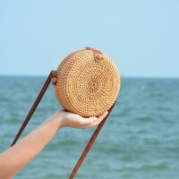 Bolsa Feminina de Palha Redonda Pequena com Alça de Couro Ecológico