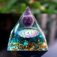 Orgonite Pirâmide Om – Ametista e Quartzo Azul
