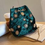 Bolsa Sacola Feminina de Veludo com Corrente – Velvet Boho