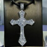 Colar com Crucifixo de Luxo Cravejado – Divino Esplendor