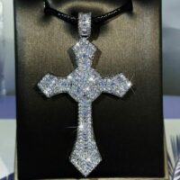 Colar com Crucifixo de Luxo Cravejado – Divino Esplendor