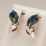 Brinco de Pena Banhado a Ouro Rosê – Pavão Dourado