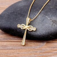 Colar com Crucifixo Feminino – Crystal Cross