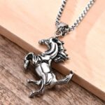 Colar com Pingente de Cavalo – Wild Horses