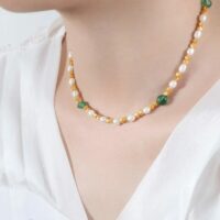 Colar Pérolas de Água Doce e Quartzo Verde – Encanto Riviera