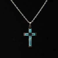 Colar com Crucifixo Luminoso de Aço Inoxidável – Luz na Escuridão