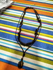 Conjunto de Colares com Contas de Madeira e Pedra Olho de Tigre – Adventurous photo review