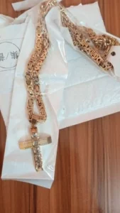 Colar com Crucifixo Banhado a Ouro 18k – Armored photo review