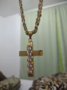 Colar com Crucifixo Banhado a Ouro 18k – Armored photo review