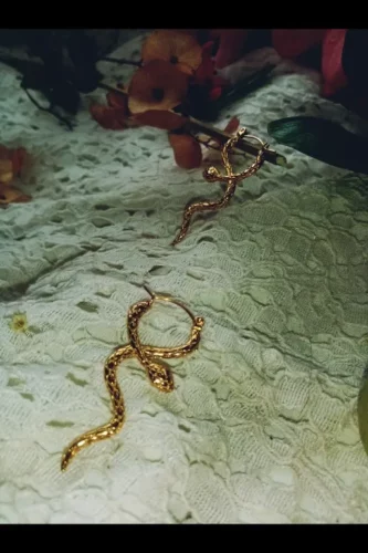 Brinco Minimalista Banhado a Ouro – Charming Snake photo review