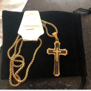 Corrente com Crucifixo Premium Banhado a Ouro 18k – Forgiveness photo review